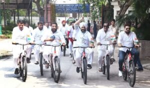 दिल्ली विधानसभा में पहुंचे आप नेताओं ने लगाया 90 करोड़ रुपये के ‘साइकिल घोटाले’ का आरोप-