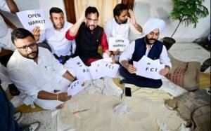 आम आदमी पार्टी ने दिल्ली विधानसभा में ‘चावल की दुकान’ पर किया प्रदर्शन