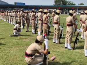 बठिंडा के एसएसपी और 2 महिला पुलिसकर्मियों को आई-डे समारोह में गर्मी, उमस भरे मौसम के बीच चक्कर आ रहे हैं