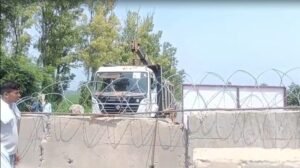 हरियाणा पुलिस ने किसानों के दिल्ली मार्च को रोकने के लिए खनौरी बॉर्डर को जाम किया
