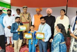 आठ साल की हरनाज कौर को स्वतंत्रता दिवस पर खेल उपलब्धियों के लिए सम्मानित किया गया