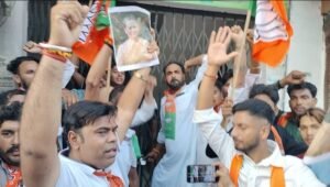 वंदे मातरम विवाद: भाजपा कार्यकर्ताओं ने बठिंडा में कांग्रेस कार्यालय पर लगाया ताला
