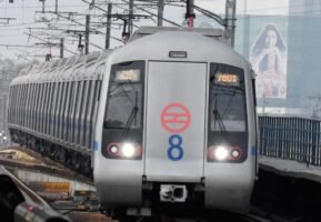दिल्ली मेट्रो में सीआईएसएफ अधिकारी ने चुपके से ली महिला की तस्वीरें, सस्पेंड