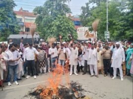 करनाल नगर निगम के गेट पर सफाई कर्मचारियों ने लगाया ताला, नौकरियों को नियमित करने की मांग