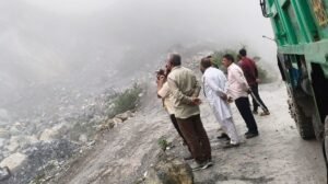 हिमाचल के सिरमौर में चूना पत्थर की खदान में भूस्खलन से 3 लोगों की मौत बचाव अभियान चालू