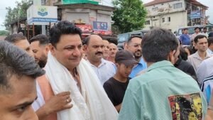 कड़ी सुरक्षा के बीच धर्मशाला से विधायक सुधीर शर्मा, समर्थकों ने किया प्रदर्शन