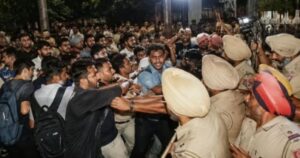 पटियाला में पंजाबी यूनिवर्सिटी में जागो मार्च के दौरान छात्रों और पुलिस के बीच झड़प