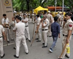 जंतर-मंतर प्रदर्शन पर पैलेट गन के इस्तेमाल से जुड़ा दिल्ली पुलिस अधिकारी