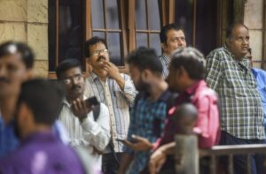 कच्चे तेल की बढ़ती कीमतों से निवेशकों में घबराई से 7वें दिन निफ्टी में गिरावट, सेंसेक्स 326 अंक टूटा