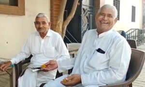 नीरज चोपड़ा के परिवार ने लड्डू के साथ कॉमनवेल्थ मेडल का जश्न मनाया
