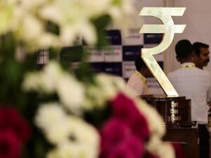जुलाई में कच्चे तेल की कीमतों में 20 फीसदी की तेजी के बावजूद रिजर्व बैंक ने रुपये में गिरावट को सीमित किया