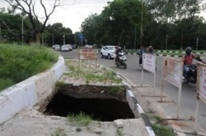 चंडीगढ़: चौराहे पर गहरे गड्ढे से यात्रियों को खतरा निवासियों का धुआं