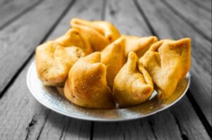 समोसे को लेकर विवाद: दुकानदार ने ग्राहक के साथ किया हाथापाई, वाराणसी में 5 लोगों के खिलाफ मामला दर्ज