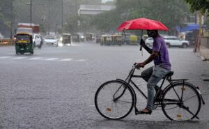 UP Weather: यूपी में कल चित्रकूट से लेकर प्रयागराज तक भारी बारिश की संभावना, IMD ने इन 6 जिलों में जारी किया ‘येलो अलर्ट’
