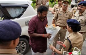 कौन हैं मेरठ के नए SSP बीबीजीटीएस मूर्ति जो धोती कुर्ता पहन चार्ज लेने पहुंचे?