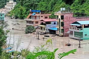 नेपाल के जिलों में अचानक आई बाढ़ से 95 लोगों की मौत, 500 लापता