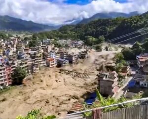 तस्वीरों में: मध्य नेपाल में अचानक आई बाढ़, तबाही के निशान छोड़े