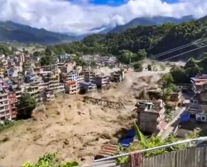 तस्वीरों में: मध्य नेपाल में अचानक आई बाढ़, तबाही के निशान छोड़े