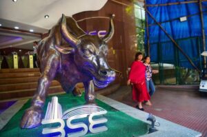 शुरुआती कारोबार में शेयर बाजारों में गिरावट, एचडीएफसी बैंक ने खींचा