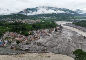 नेपाल-तिब्बत सीमा पर आई बाढ़ से 177 लोगों की मौत, 579 पर्यटकों समेत हजारों लापता