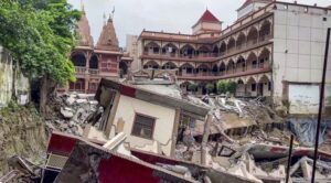 यूपी के प्रयागराज में मंदिर परिसर में 3 मंजिला इमारत गिरी, बारिश से नींव को नुकसान