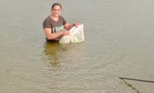 पंजाब की महिला ने जलभराव वाले खेतों को झींगा पालन के व्यवसाय में बदल दिया