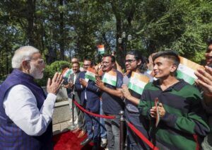 ताशकंद की यात्रा के दौरान प्रधानमंत्री मोदी द्वारा लिखी गई कविताओं का पाठ करते हुए उज़्बेकिस्तान के छात्रों ने