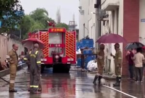 ग्रेटर नोएडा की चिप फैक्ट्री में लगी आग, 2 दमकलकर्मियों की मौत, 3 घायल
