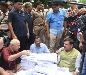 ई-20 पेट्रोल के मुद्दे पर पीएम आवास की ओर मार्च कर रहे केजरीवाल और आप नेताओं को पुलिस ने रोका
