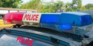 होटल के कर्मचारियों को थप्पड़ मारते हुए सीसीटीवी के बाद पुलिस चौकी के प्रभारी को लाइन में भेजा गया