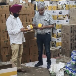 खाद्य सुरक्षा विभाग ने लुधियाना में गुजरात से 3,000 लीटर देसी गाय का घी जब्त किया
