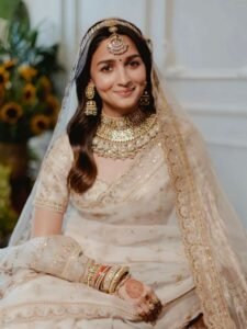 भारतीय अभिनेत्रियां जिन्होंने दुल्हनों के रूप में भारत की वस्त्र विरासत का जश्न मनाया
