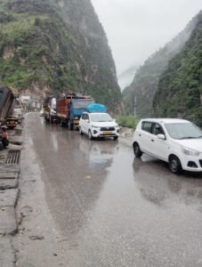 भारी बारिश से कीरतपुर-मनाली हाईवे पर पथराव