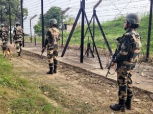 अमृतसर में भारत-पाकिस्तान सीमा के पास बीएसएफ ने गोली मारकर हत्या कर दी