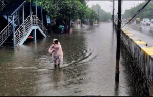 भारी बारिश के बाद नाले में बह गया 18 साल का लड़का, रेस्क्यू ऑपरेशन जारी