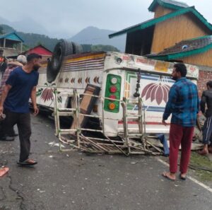 चंबा के चुराह में निजी बस नीचे सड़क पर गिरी, 7 की मौत, 11 घायल