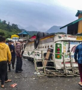 चंबा में निजी बस 100 फीट नीचे गिरी, 7 की मौत, 11 घायल