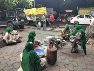 किसानों के आंदोलन से पहले चंडीगढ़-मोहाली बॉर्डर पर फैदान बैरियर पर पहुंचे 200 ट्रैक्टर-ट्रेलर