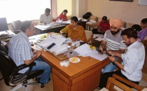 नाम बदलाव, वैवाहिक कलह से महिलाओं के चुनाव में प्रवेश में बाधा