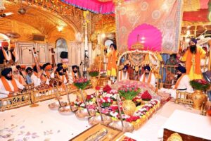 स्वर्ण मंदिर में लंगर के रूप में देखा भक्तों का समुद्र, गुरुपर्व पर जुलूस