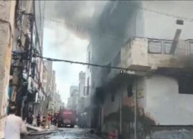 उत्तर-पश्चिम दिल्ली के स्वरूप नगर में गोदाम में लगी आग, 6 लोग घायल