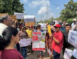 गोल्फ कोर्स एक्सटेंशन रोड पर मलबा डंपिंग के खिलाफ गुरुग्राम की 150 हाउसिंग सोसायटियों ने किया प्रदर्शन