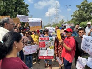 गोल्फ कोर्स एक्सटेंशन रोड पर मलबा डंपिंग के खिलाफ गुरुग्राम की 150 हाउसिंग सोसायटियों ने किया प्रदर्शन
