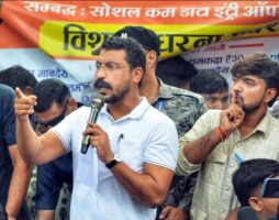 यूपी के गोंडा में मारे गए व्यापारी के परिवार से मिलने पहुंचे नगीना के सांसद चंद्रशेखर को हिरासत में लिया गया