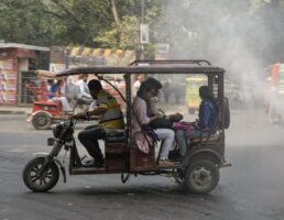 दिल्ली में सरकार की नाक में 8 हजार से 10 हजार रुपये में ई-रिक्शा का लाइसेंस