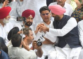 पंजाब कांग्रेस के प्रदर्शन में सचिन पायलट, वारिंग, चन्नी ने हाथ मिलाया