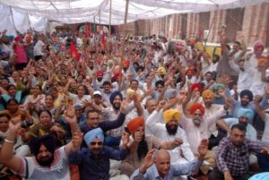 सरकार ने प्रदर्शनकारी कर्मचारी यूनियनों के साथ बातचीत फिर शुरू की