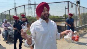 वीडियो: रवनीत बिट्टू ने सीएम मान को शराब की बोतल ‘तोहफे’ की, कहा- केजरीवाल को दिल्ली से पंजाब में शासन करने दें