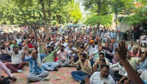 बठिंडा में नौकरियों को नियमित करने की मांग को लेकर सफाई और सीवर कर्मचारियों ने अनिश्चितकालीन हड़ताल शुरू की