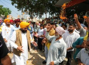 सरकार का रिपोर्ट कार्ड घर-घर ले जाऊंगा : पंजाब के मुख्यमंत्री भगवंत मान ने ‘आप’ के घर-घर जाने के अभियान की शुरुआत की